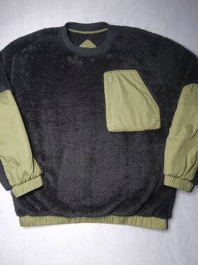 UGG. mens Niko Sherpa Crewneck Pullover Color Black And Olive Size L